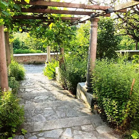 Hazelnut Valley Bed & Breakfast 4*