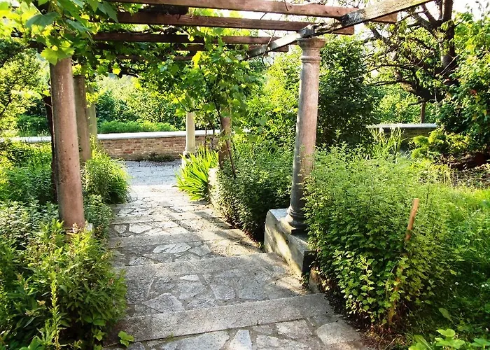 Hazelnut Valley 住宿加早餐酒店 4*